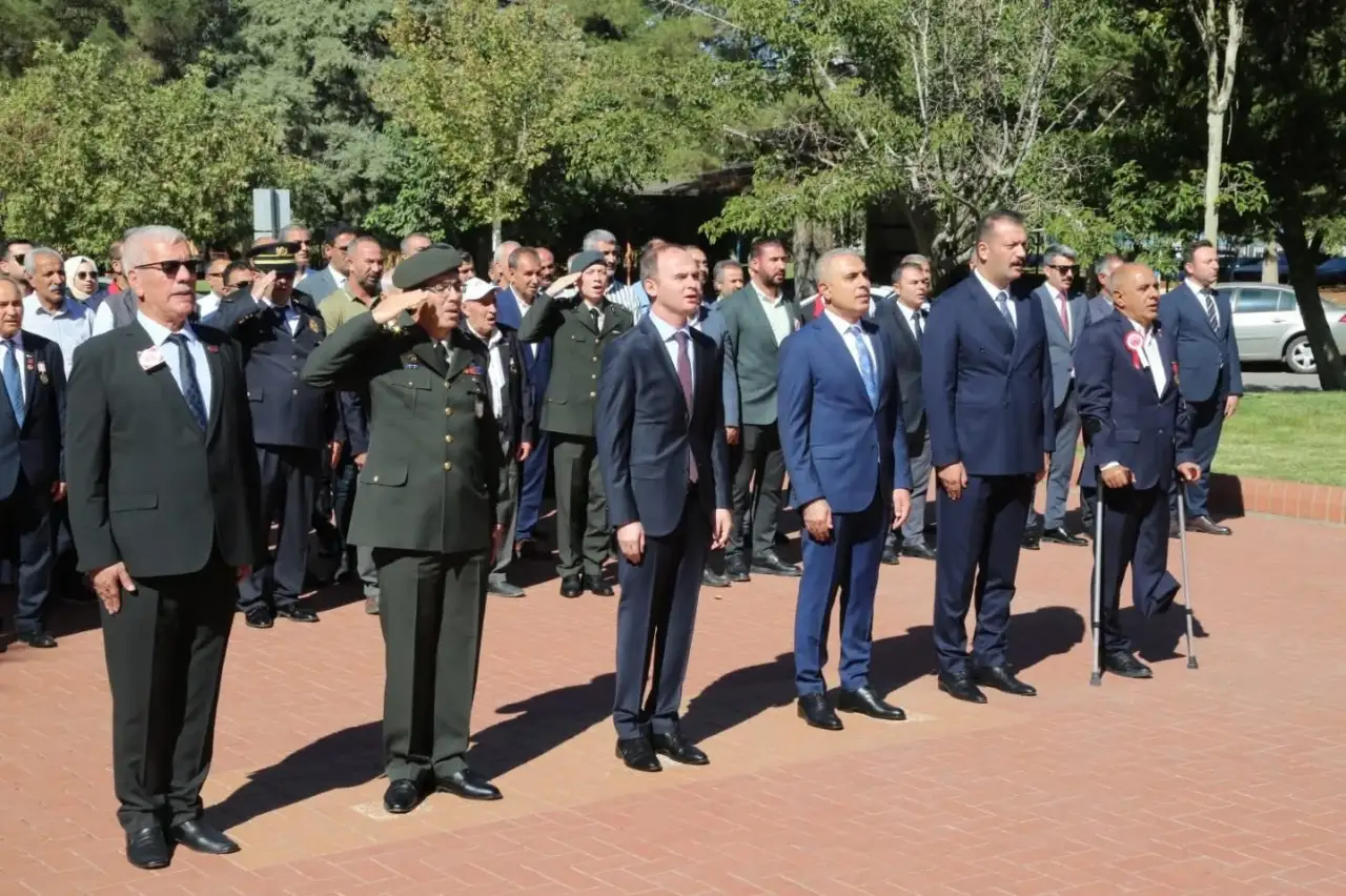 Siverek’te Gaziler Günü İçin Atatürk Anıtı’nda Anlamlı Tören