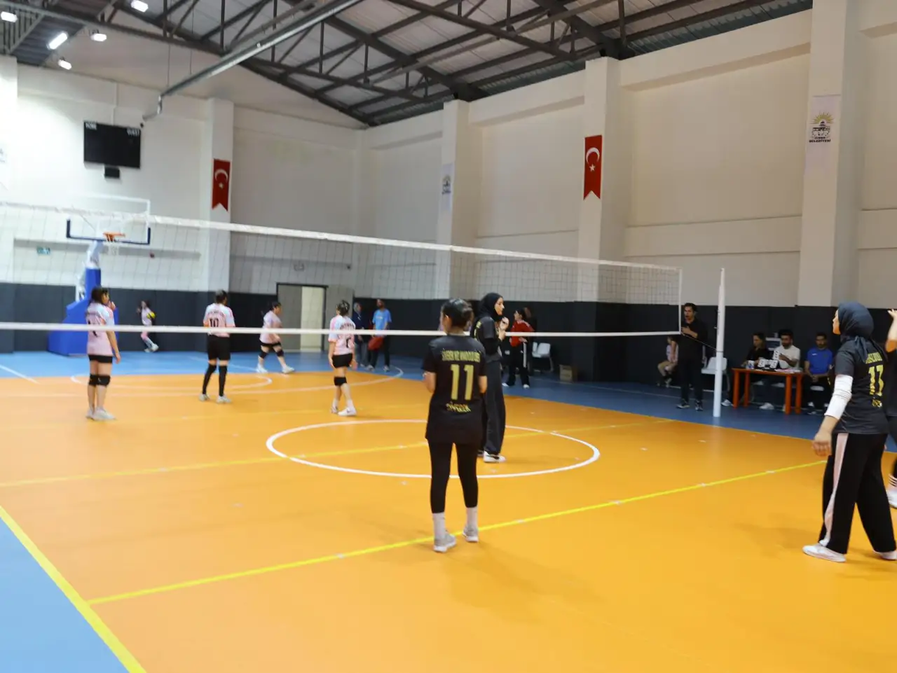 Siverek'te Gen&ccedil;lik Ateşi Voleybol Sahasına Taşındı: Filenin Sultanları Siverek Spor Lisesi Oldu
