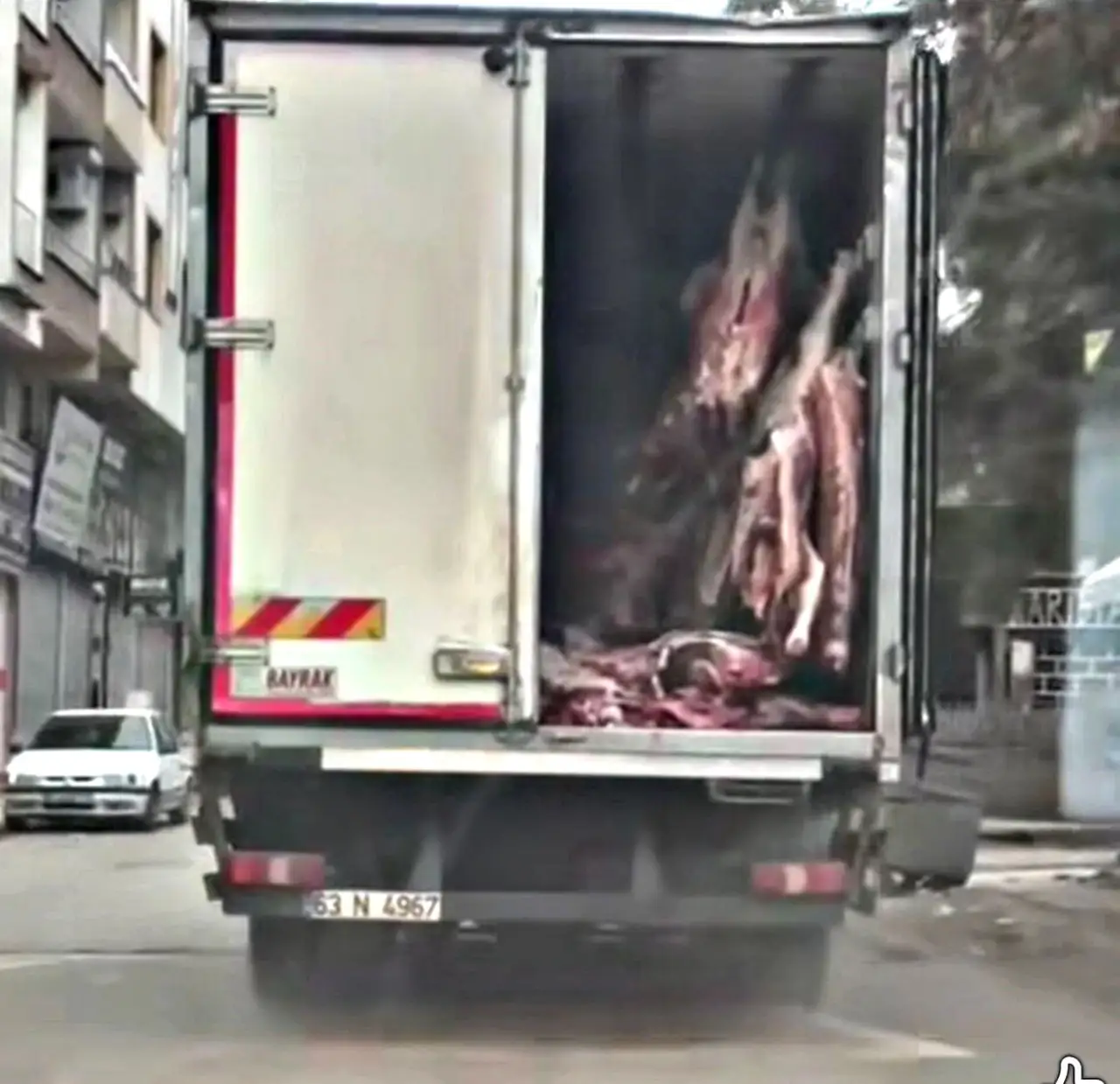 Siverek&rsquo;te Gıda G&uuml;venliği Alarm Veriyor: A&ccedil;ık Kapılı Kamyonette Et Sevkiyatı Skandalı!