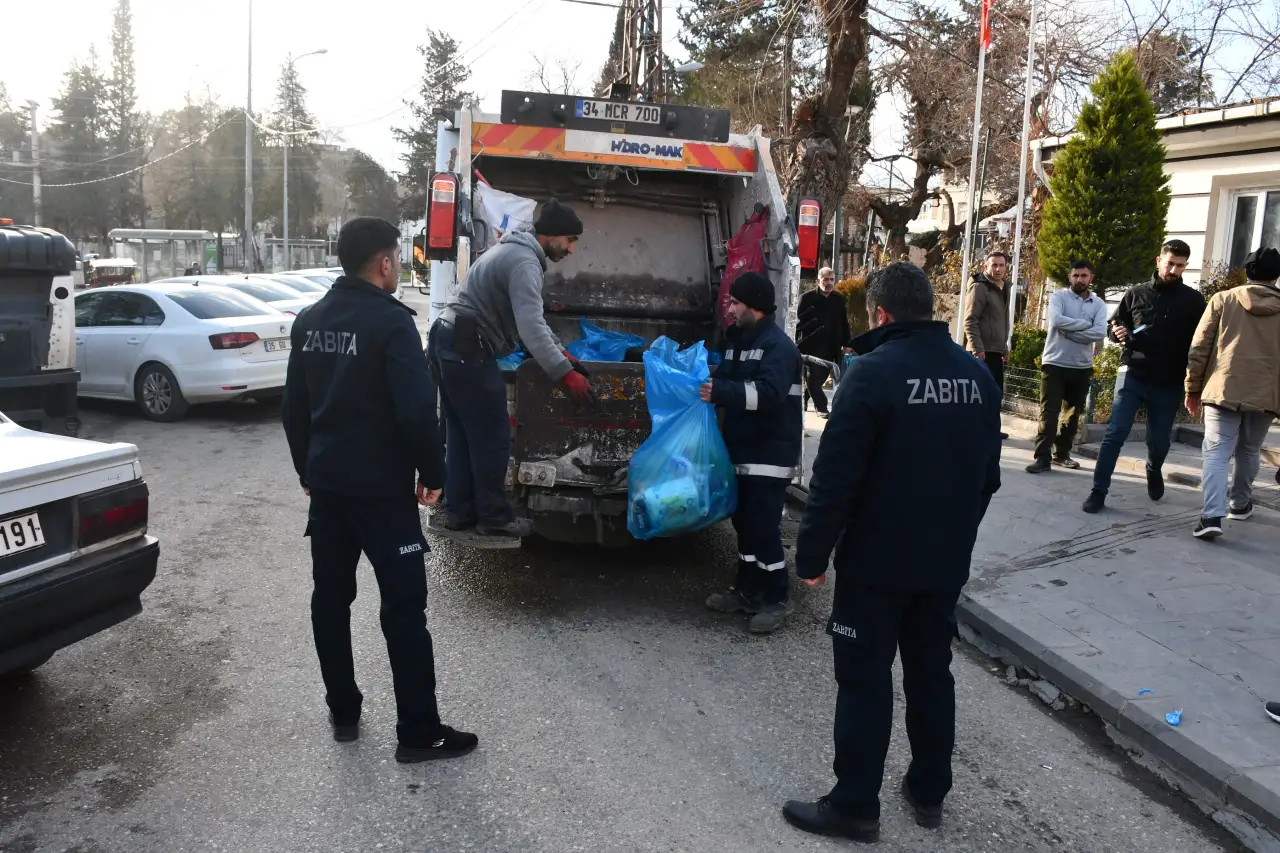 Siverek&rsquo;te Halk Sağlığını Tehdit Eden 5 Ton Bozuk Gıda Toprağa G&ouml;m&uuml;ld&uuml;!