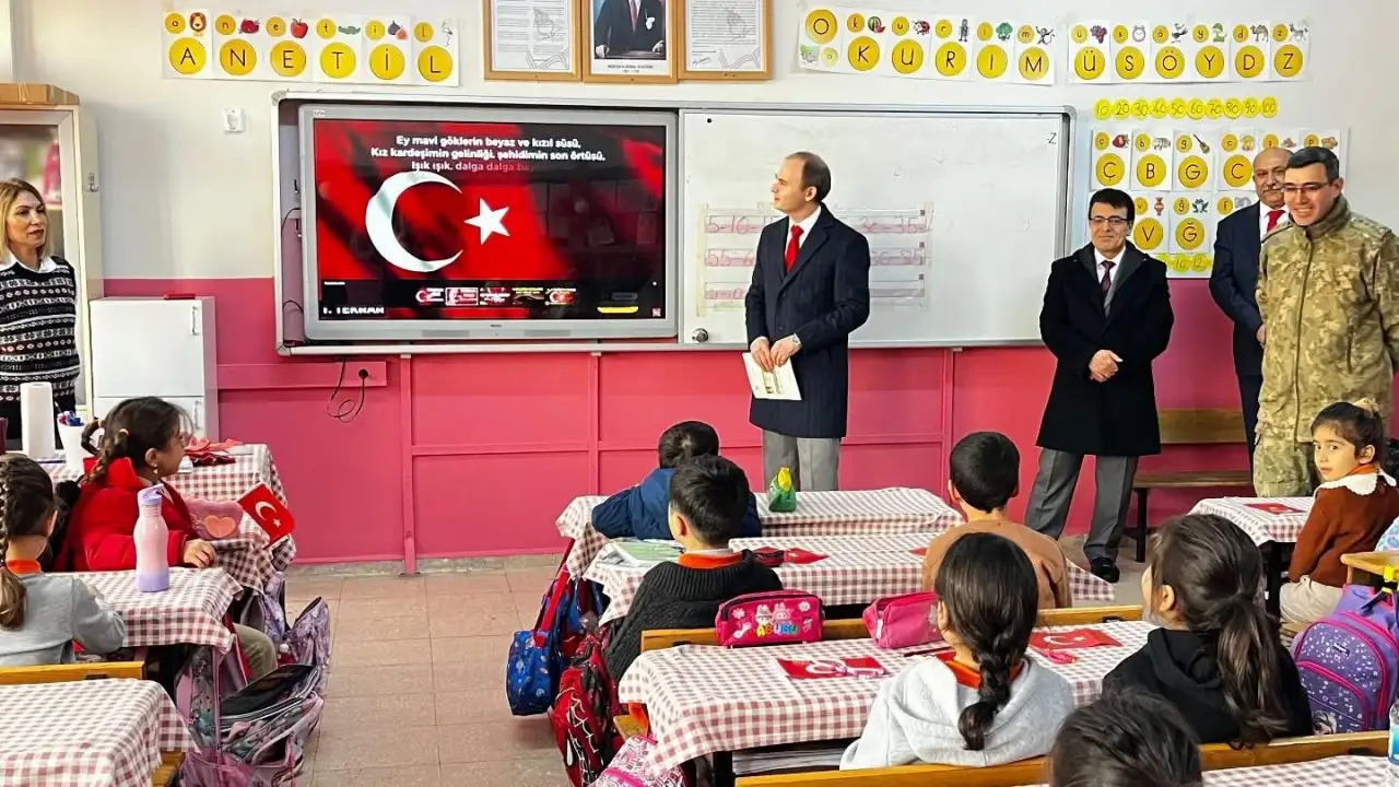 Siverek&rsquo;te İstiklal R&uuml;zgarı: Kaymakam Salih Sak İkinci D&ouml;nemi "Bayrak Sevgisi" İle Başlattı!