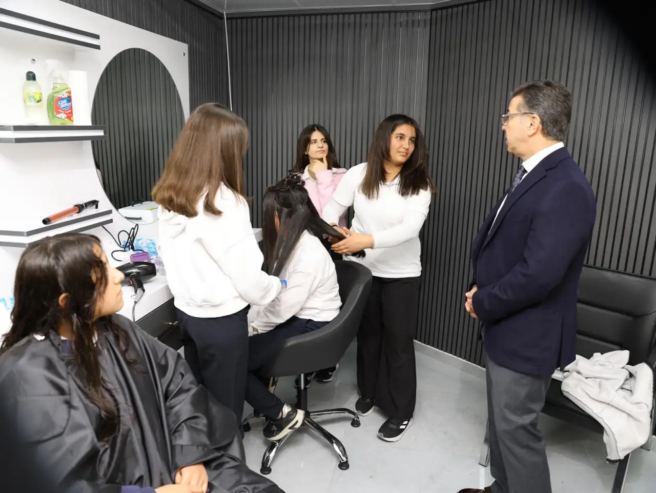 Siverek&rsquo;te Kadınlara &Ouml;zel Dev Hizmet: Millet Kadın Kuaf&ouml;r&uuml; Kapılarını A&ccedil;tı!