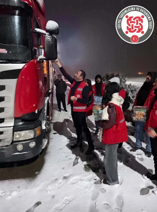 Siverek&rsquo;te Kar Esaretine Şefkat Eli: SYDV Ekipleri Yollarda Derman Oldu!