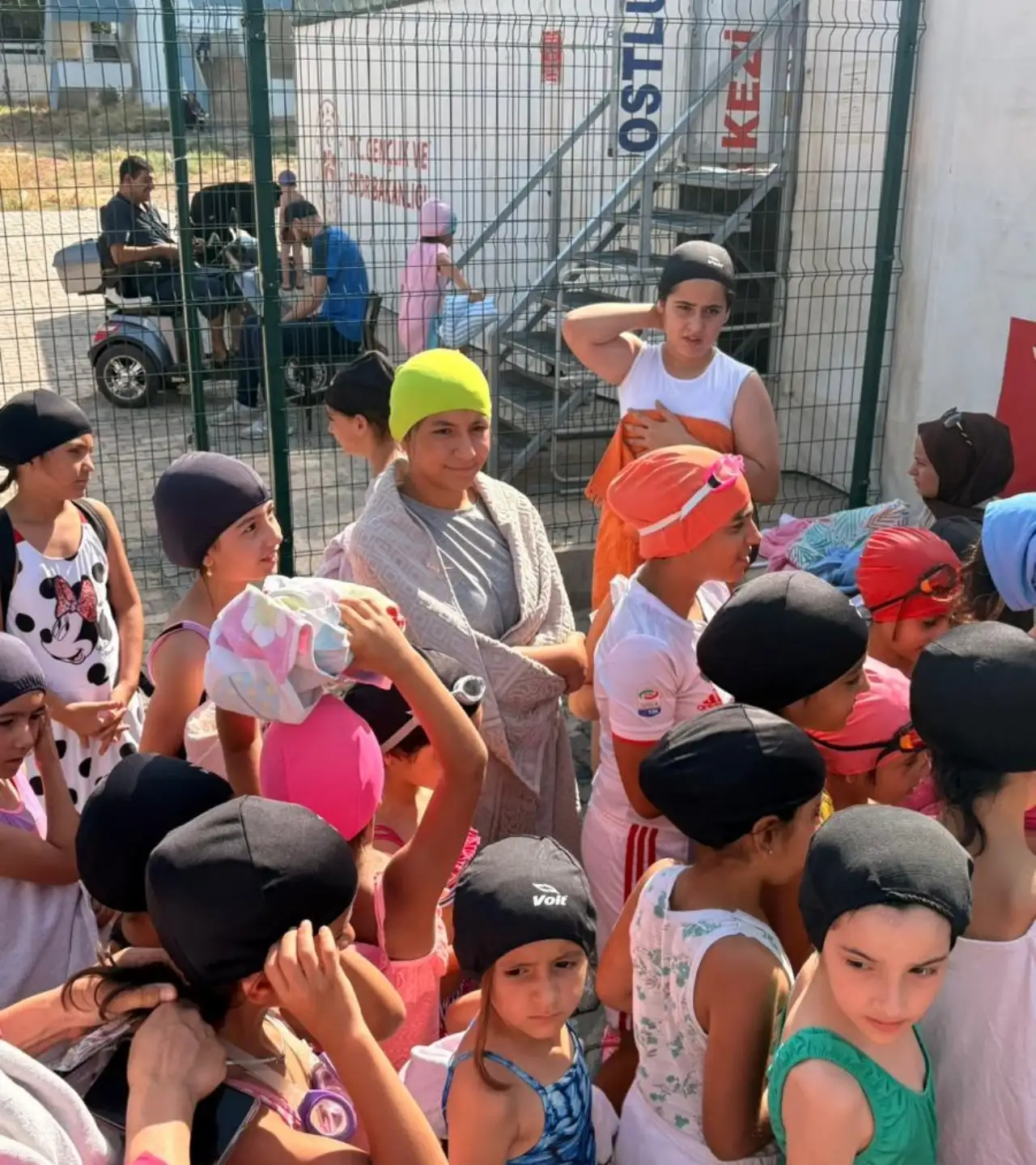 Siverek’te Kız Çocuklarına Yüzme Boneli Destek