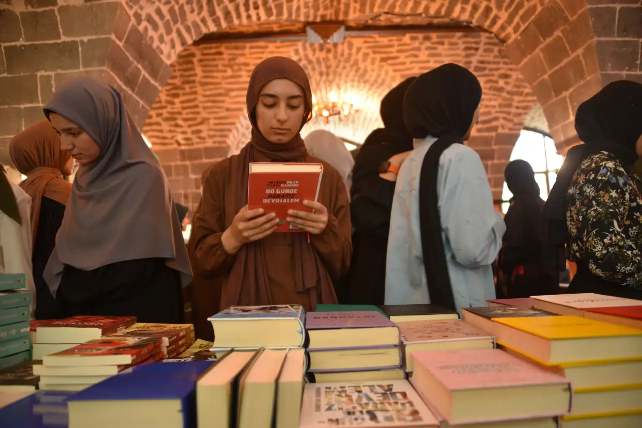 Siverek’te Kültürel Bir Rüzgar: 1. Kitap Fuarı Yoğun İlgiyle Başladı