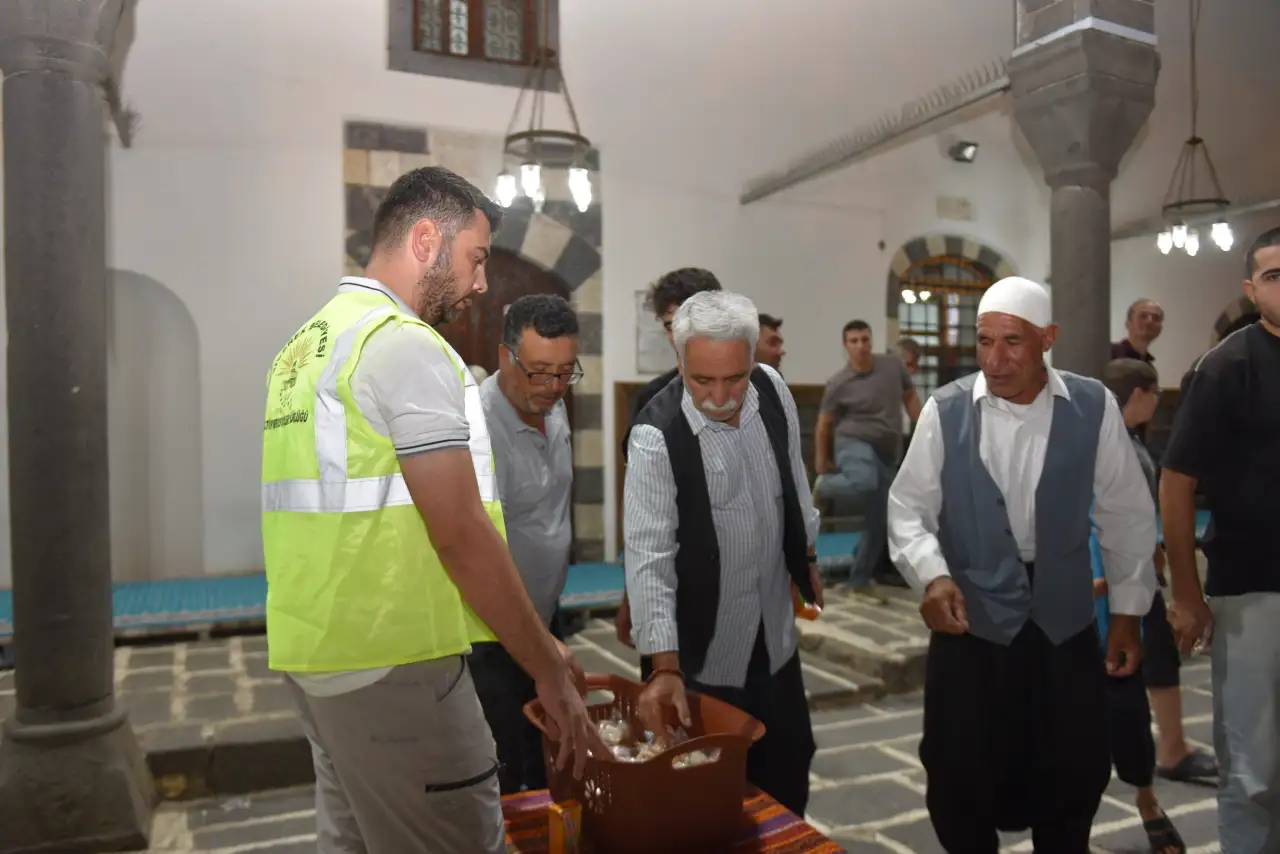 Siverek&rsquo;te Mevlit Kandili&rsquo;nde Camilerde Anlamlı İkram