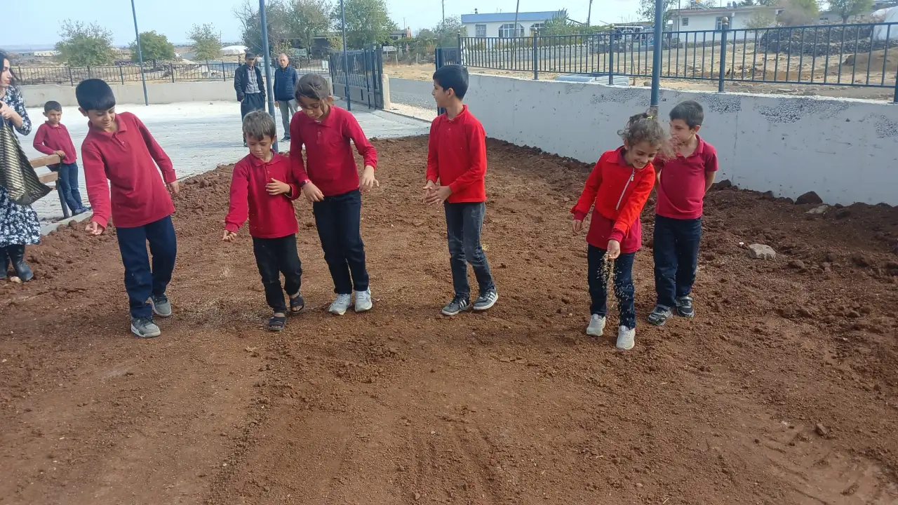 Siverek’te Öğrenciler, Öğretmenler ve Veliler El Ele Okullarını Güzelleştiriyor