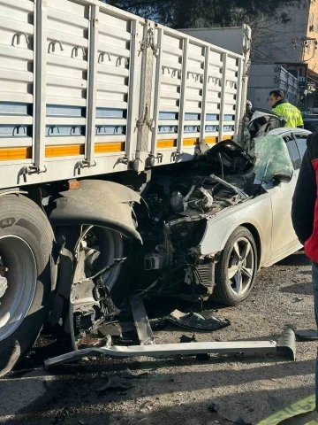 Siverek'te Park Halindeki Tıra Çarpan Otomobilin Sürücüsü Hayatını Kaybetti