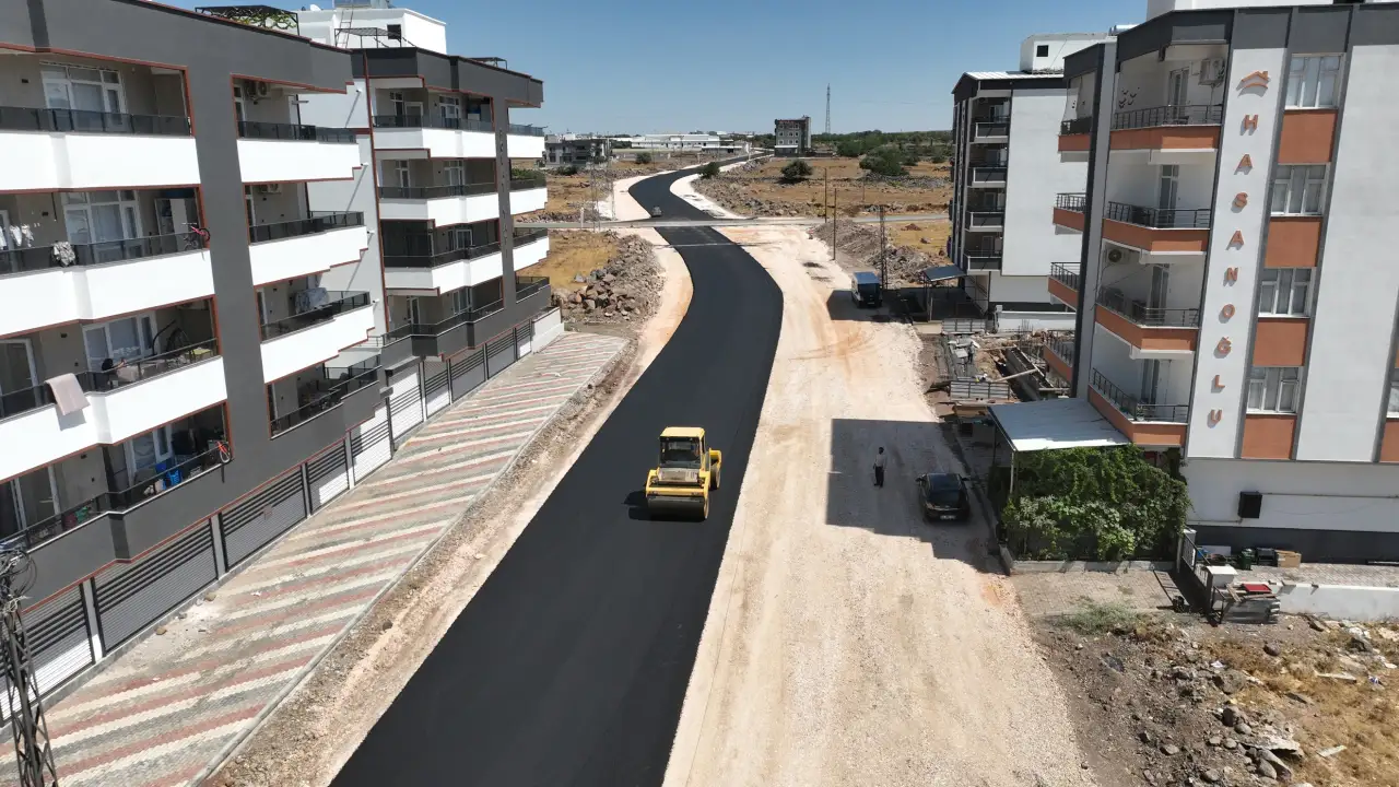 Siverek&rsquo;te Ramazan Baran Bulvarı Yenilendi: Yol Genişletildi, Sıcak Asfaltla Konfor Artırıldı
