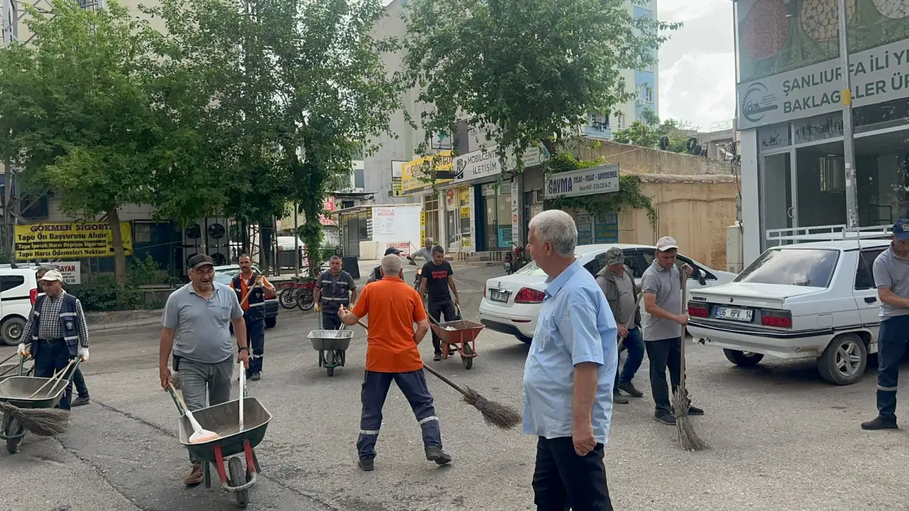 Siverek&rsquo;te Sabah Mesaisi Temizlikle Başladı