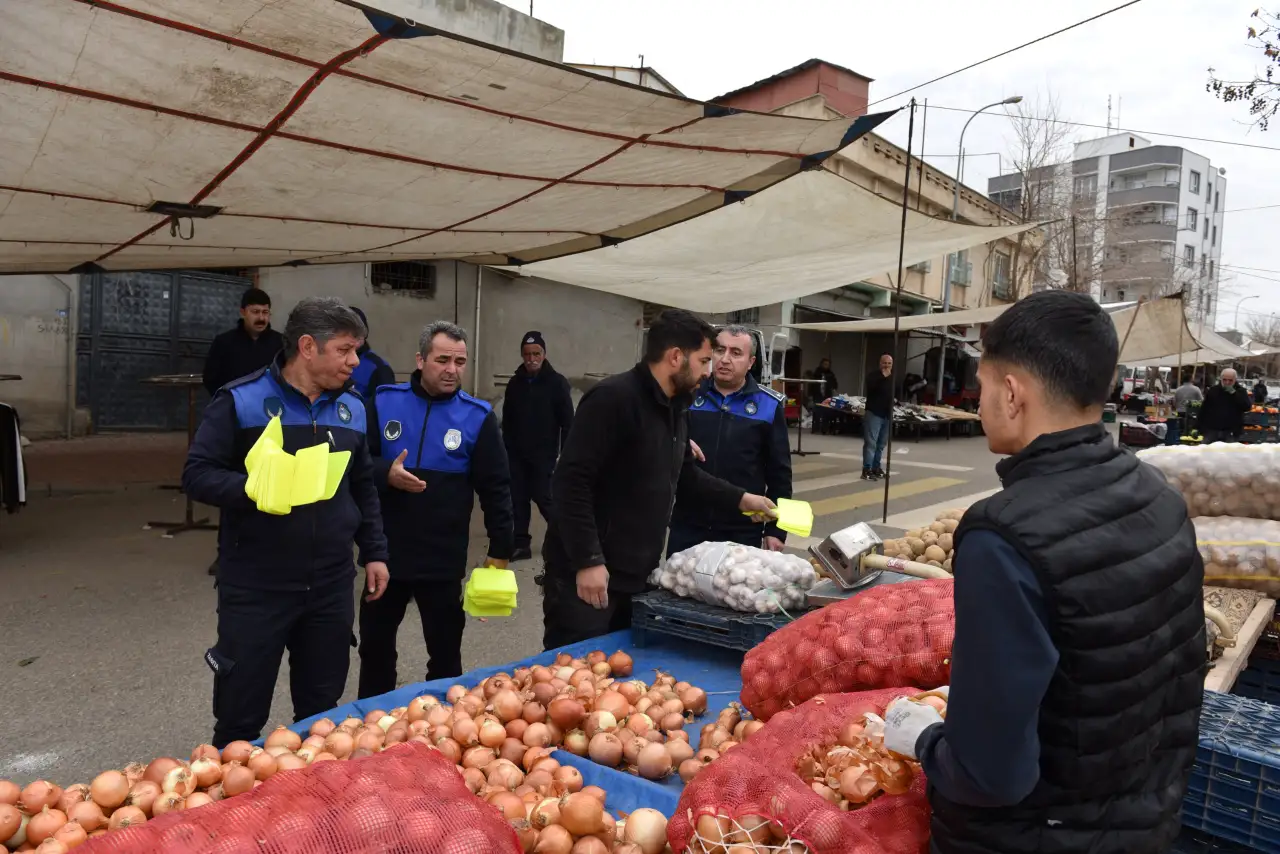 Siverek&rsquo;te Şeffaf Pazar D&ouml;nemi: Zabıtadan Hem Etiket Hem Terazi Operasyonu!