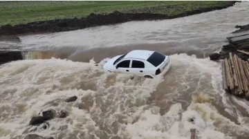 Siverek'te Sel Felaketi: Bir Otomobil Dereye Sürüklendi, Yolcular Faciadan Kıl Payı Kurtuldu