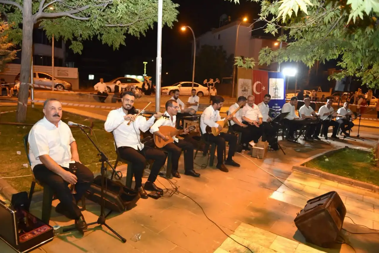 Siverek&rsquo;te Sıra Gecesi Coşkusu: T&uuml;rk&uuml;ler Şehit Polis S&uuml;leyman Sorkut Parkı&rsquo;nda Yankılandı