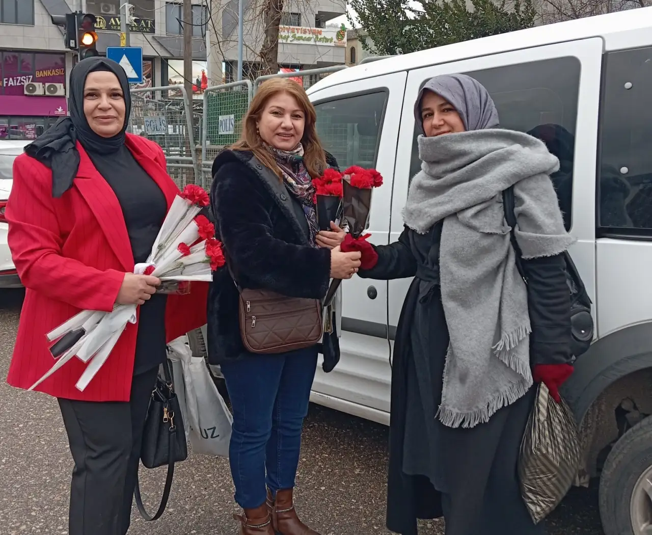 Siverek&rsquo;te SİVİLDER&rsquo;den Zarif Dokunuş: 8 Mart'ta Caddeler Karanfil Kokusuyla Şenlendi!