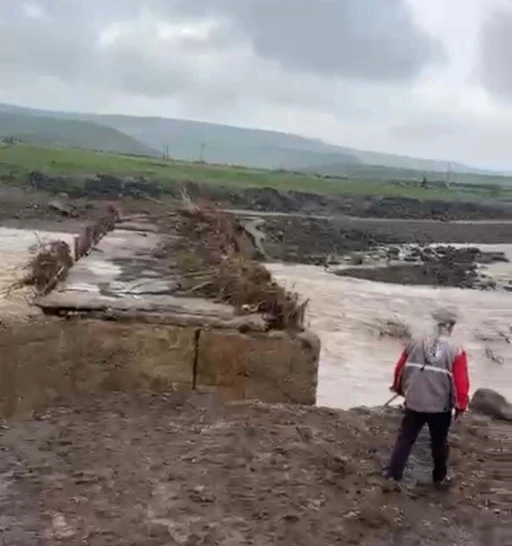 Siverek&rsquo;te Ulaşım &Ccedil;ilesi: 25 K&ouml;y&uuml; Birbirine Bağlayan Zenk&ccedil;ur &Ccedil;ayı K&ouml;pr&uuml;s&uuml; Alarm Veriyor