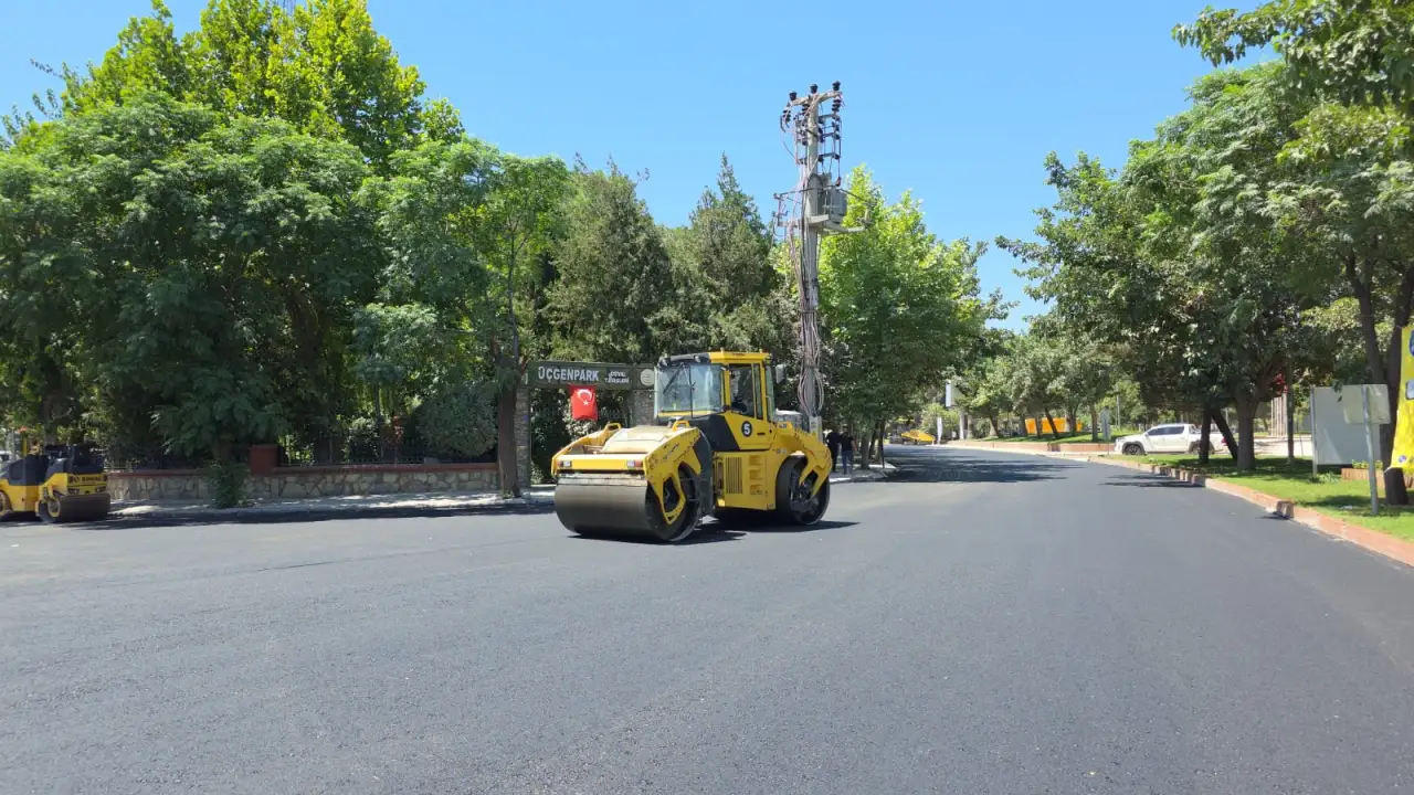 Siverek&rsquo;te Yol Seferberliği S&uuml;r&uuml;yor: İki &Ouml;nemli Cadde Modern Ulaşıma Kavuşuyor