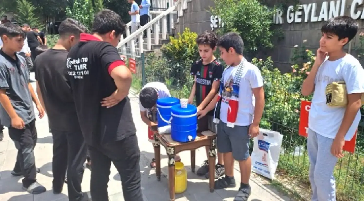 Siverekli Çocuklardan Kavurucu Sıcakta Gazze İçin Serinleten İyilik