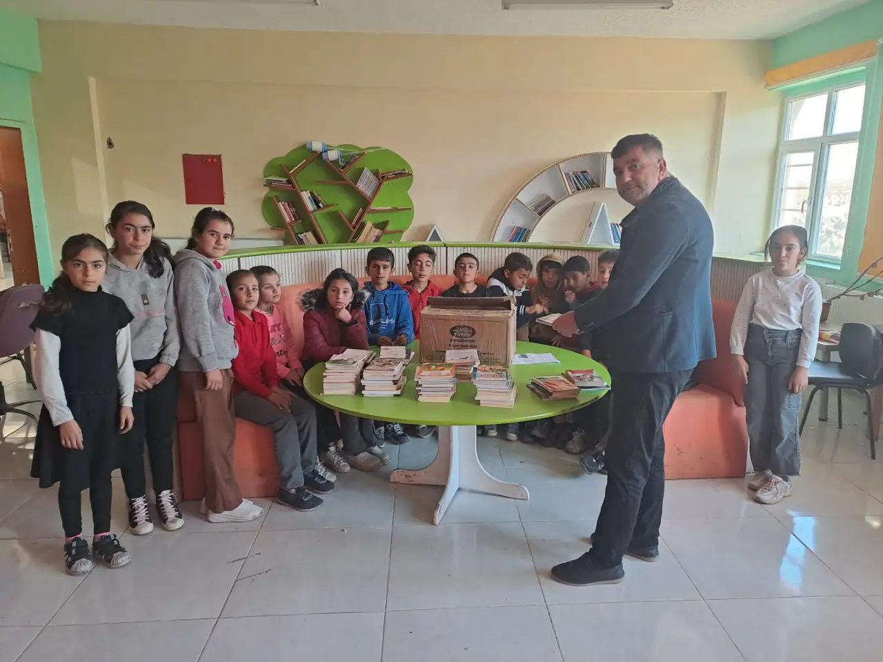 Siverekli Yazar Arzu Kılıç Dağbakan’dan Köy Çocuklarına Anlamlı Kitap Desteği