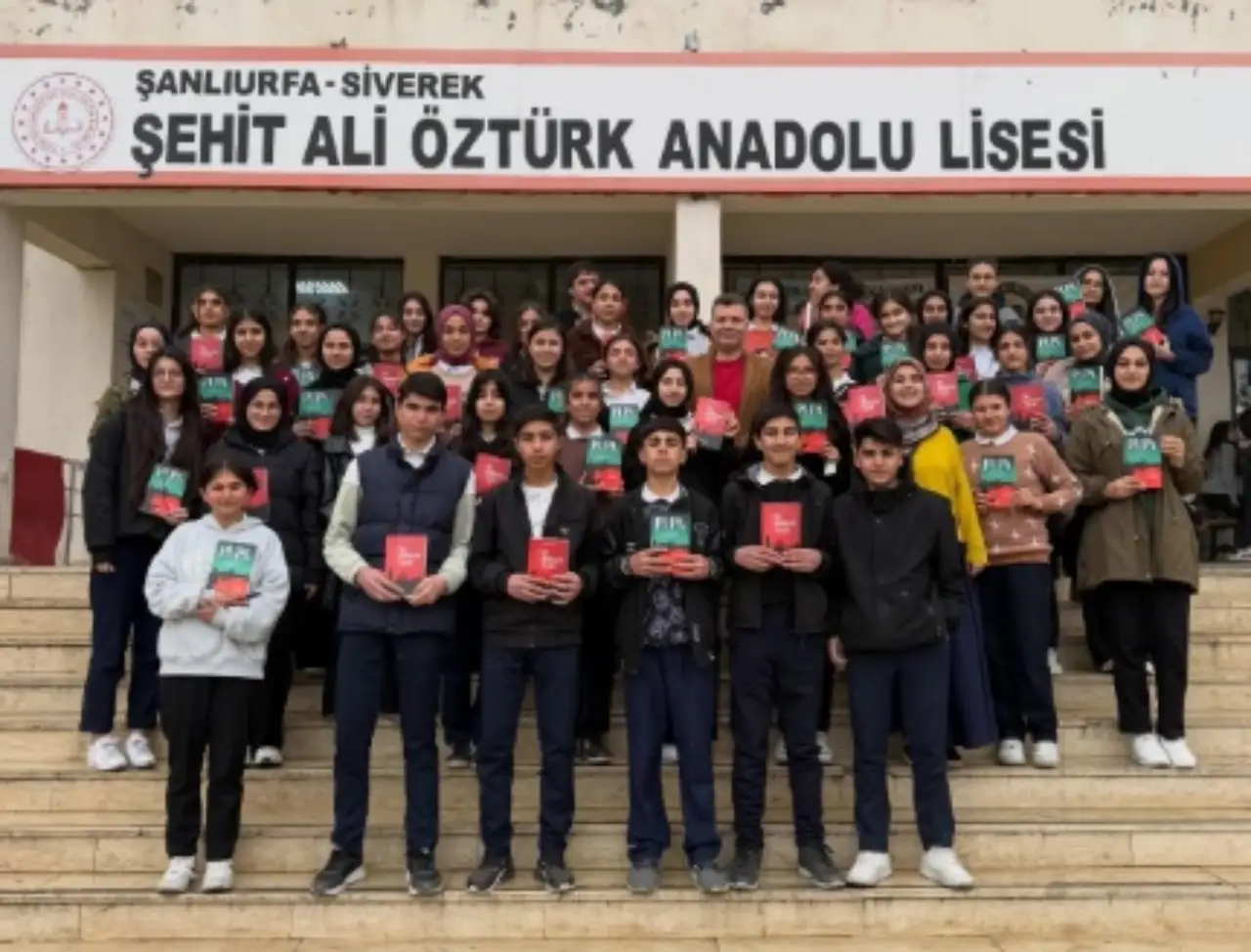 Siverekli Yazar G&uuml;ney Utkun&rsquo;dan Anlamlı Jest: Gen&ccedil; Kalpler Kitapla Buluştu