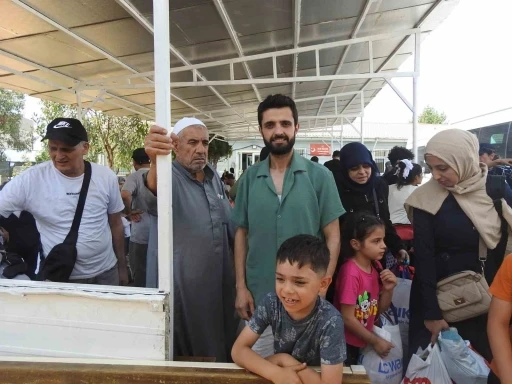 Suriyeliler Türkiye’ye Teşekkürle Gönüllü Geri Dönüşlerini Sürdürüyor