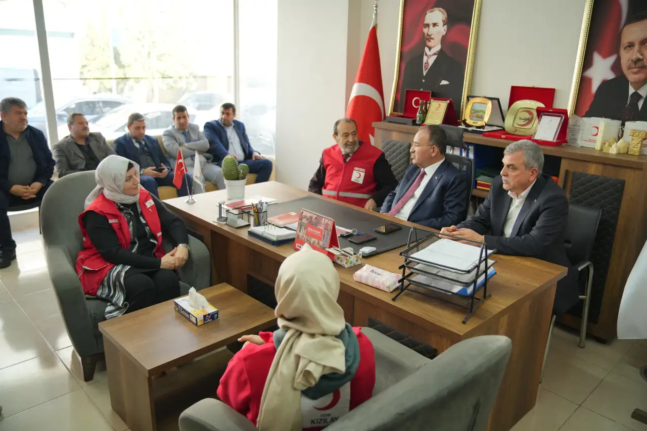 TBMM Başkanvekili ve Şanlıurfa Belediye Başkanı'ndan Kızılay'a Önemli Ziyaret