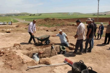 Tharsa Antik Kent'te İki Boğa Başlı Mezar Bulundu