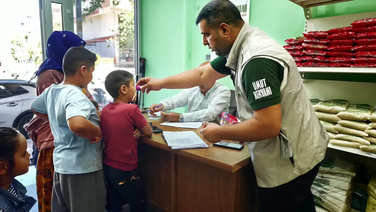 Umut Kervanı&rsquo;ndan Siverek&rsquo;te Y&uuml;zlerce &Ouml;ğrenciye Eğitim Desteği