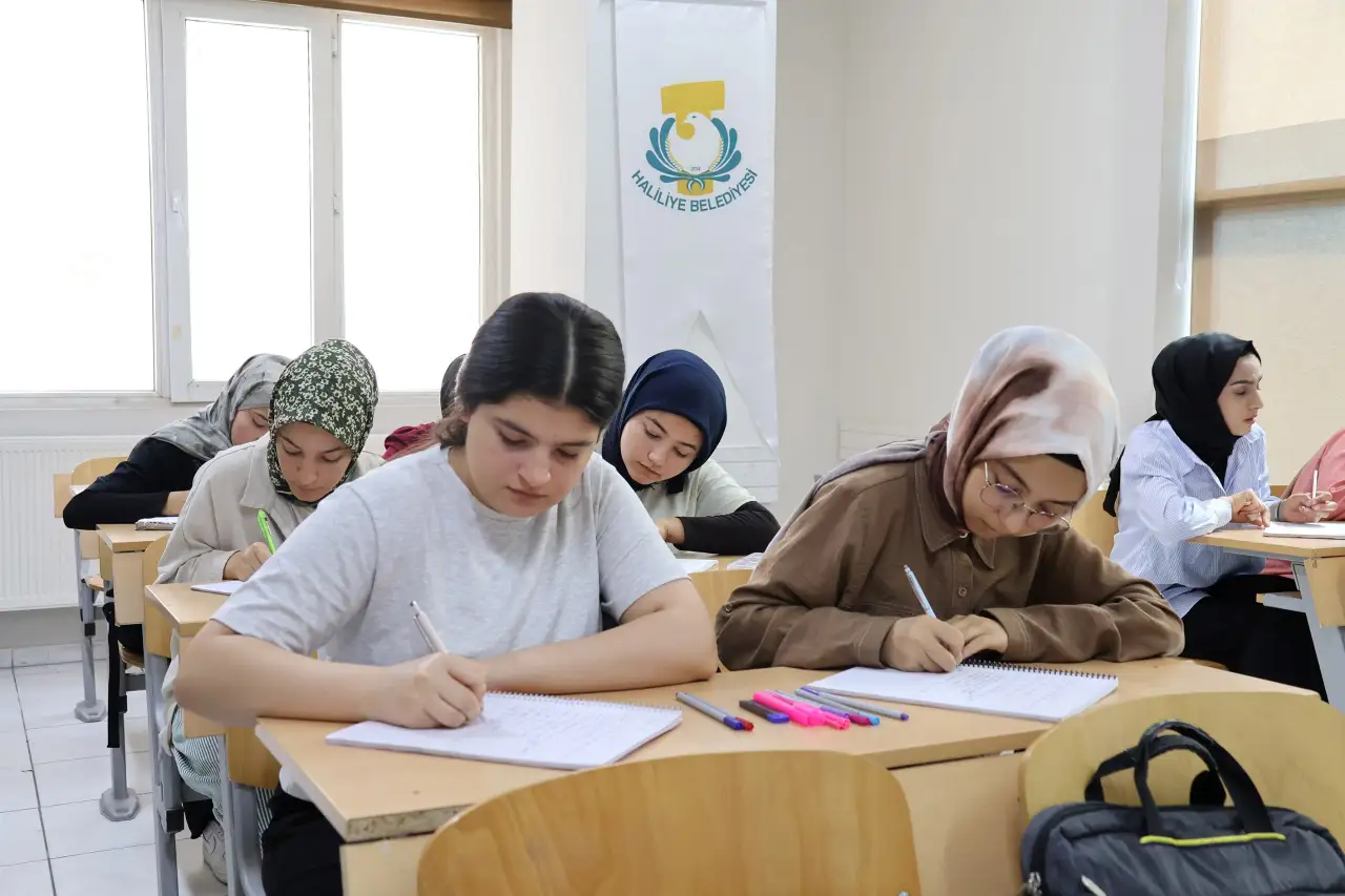 &Uuml;niversite Adaylarına &Uuml;cretsiz Yaz Kursu Yoğun Katılımla Başladı