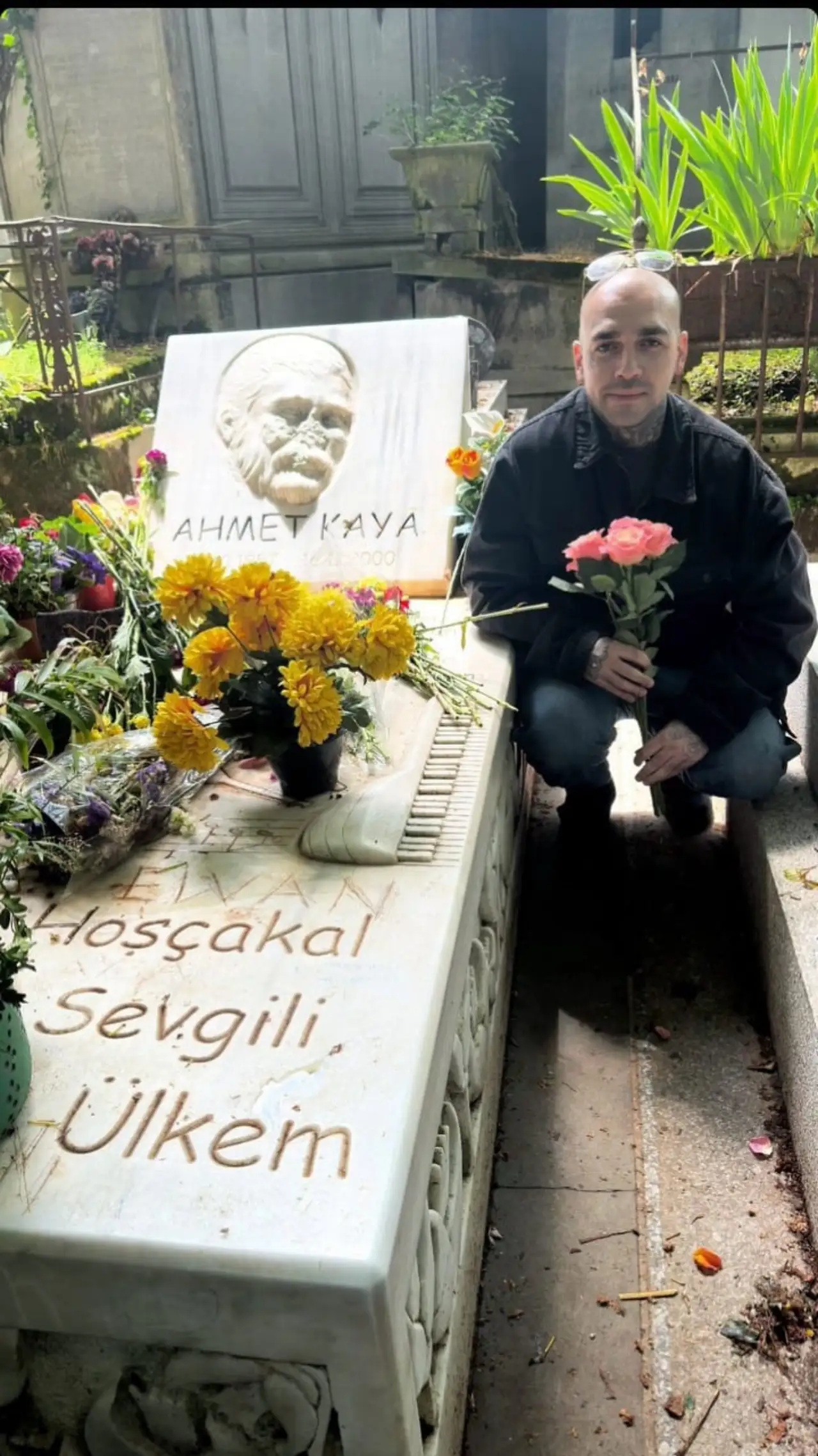 Ünlü Rapçi  Ahmet Kaya'nın Mezarını Ziyaret Etti