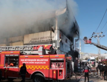 Van'da İnşaat Malzemeleri Satılan İş Yerinde Yangın Paniği