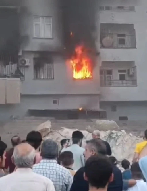 Yangın Paniği: Alev Alev Yanan Daire Küle Döndü
