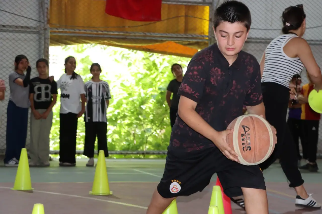  Yaz Tatili Sporla Ge&ccedil;iyor: Basketbol ve Voleybol Kurslarına Yoğun İlgi