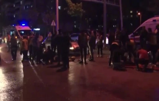 Yolun Karşısına Geçen İki Kişiye Otomobil Çarptı