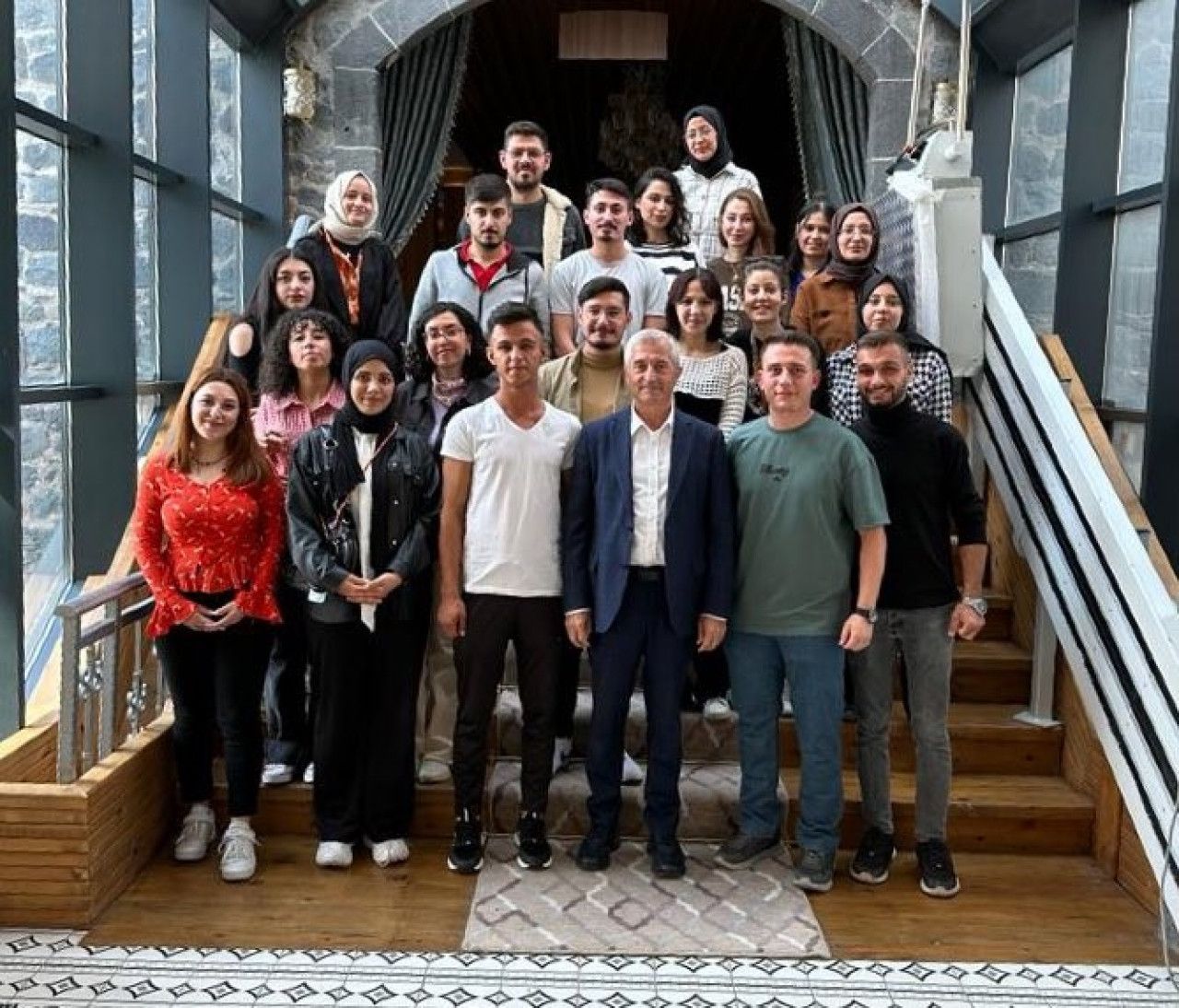 Başkan Tahmazoğlu, Üniversiteli Gençleri Ziyaret Etti