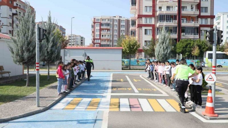 İlkokul Öğrencilerine Uygulamalı Trafik Eğitimi