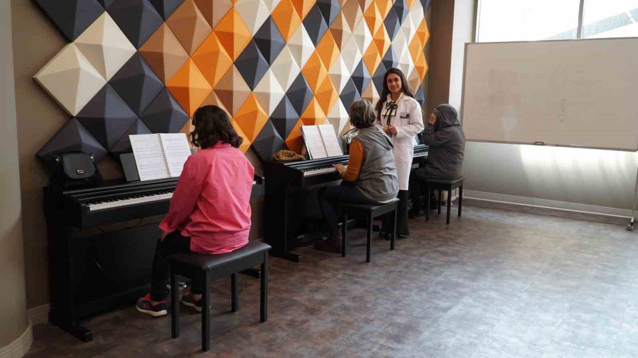 Sahnesi Sanat Merkezi’nde Piyano Kurslarına Yoğun İlgi
