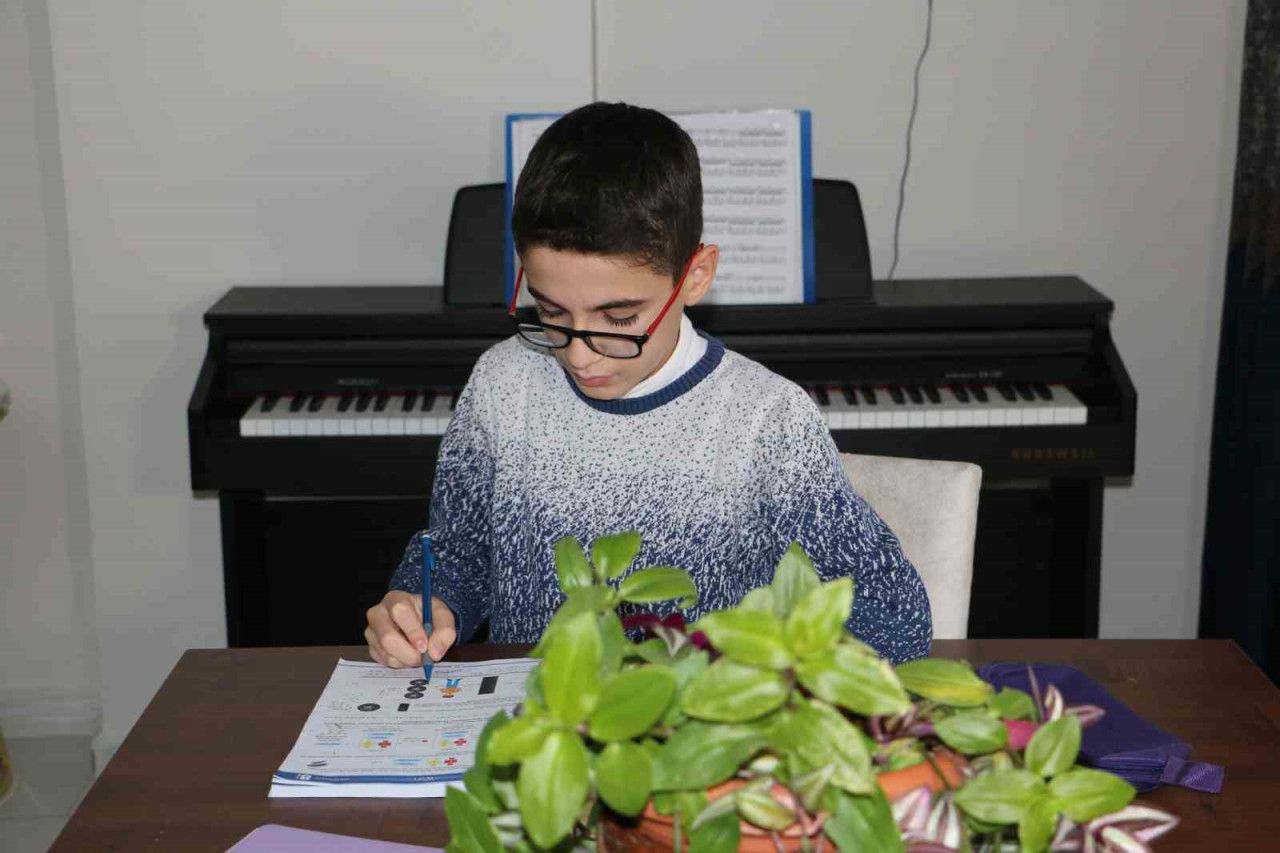  Genç Piyano Dahisi: Mehmet Uğur Savcu'nun Müzikal Yolculuğu