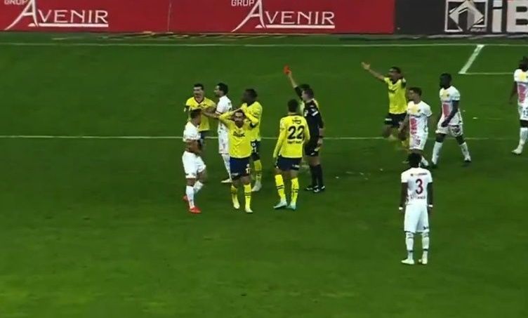Fenerbahçe&#039;ye Kırmızı Kart Şoku