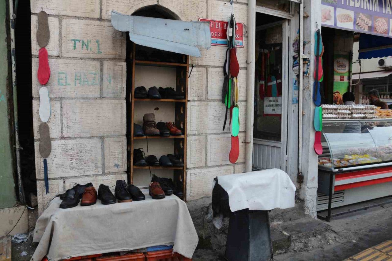 Ayakkabı Tamir Ustası&#039;nın Sıra Dışı Başarısı: 3 Metrekarede 4 Çocuk Okuttu