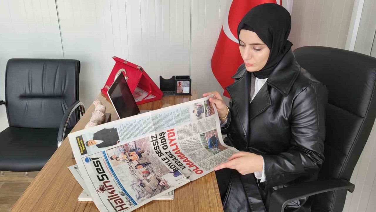 Genç Kadın, Depremde Kaybettiği Babasının Gazetesini Yaşatıyor
