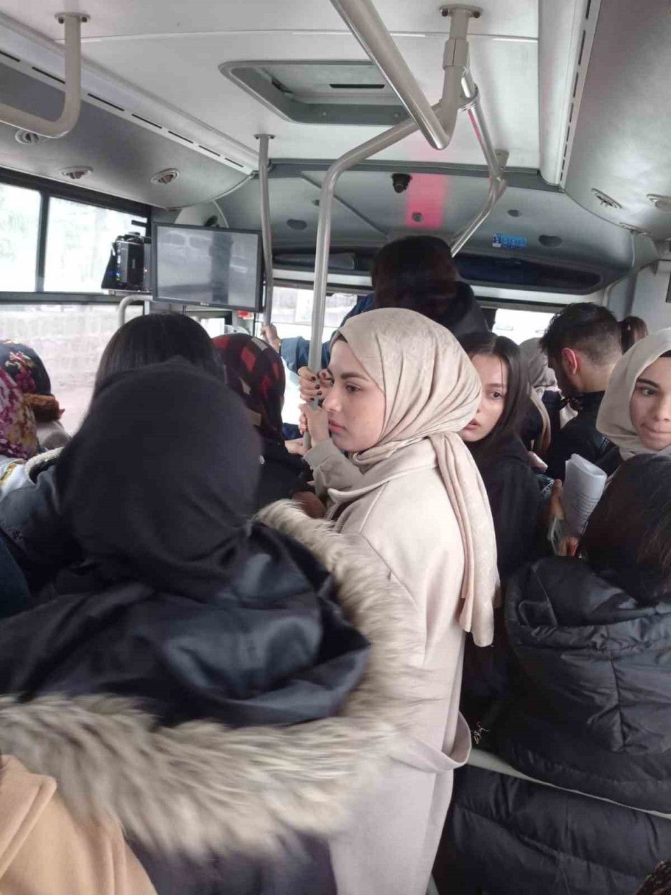 Siverek&#039;te Üniversite Öğrencileri Şehir İçi Minibüs Sorununa Dikkat Çekiyor