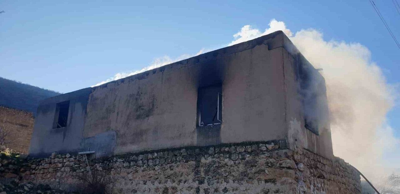 Evde Çıkan Yangın: Bir Ev Kullanılamaz Hale Geldi
