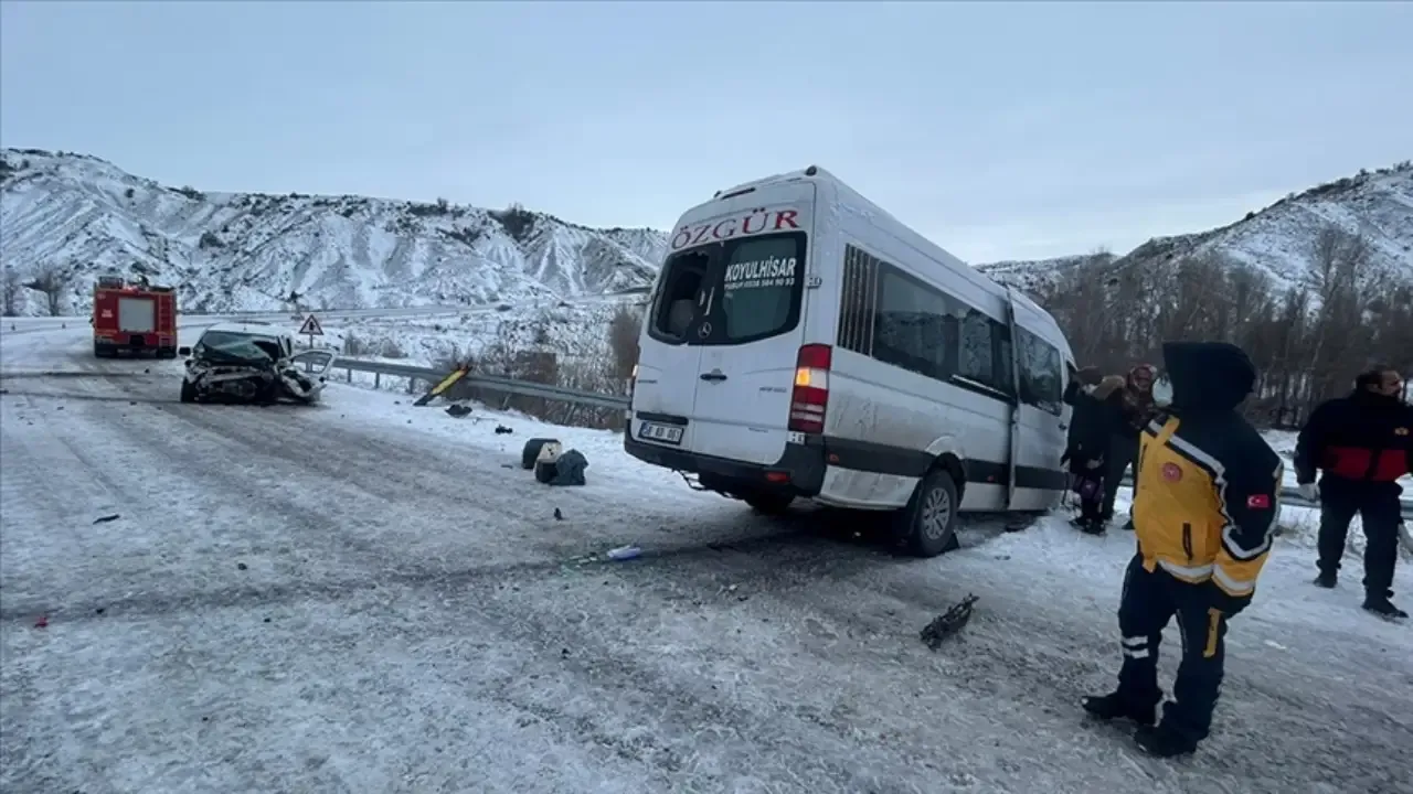 Sivas&#039;ta Yolcu Minibüsü Devrildi: 26 Yaralı