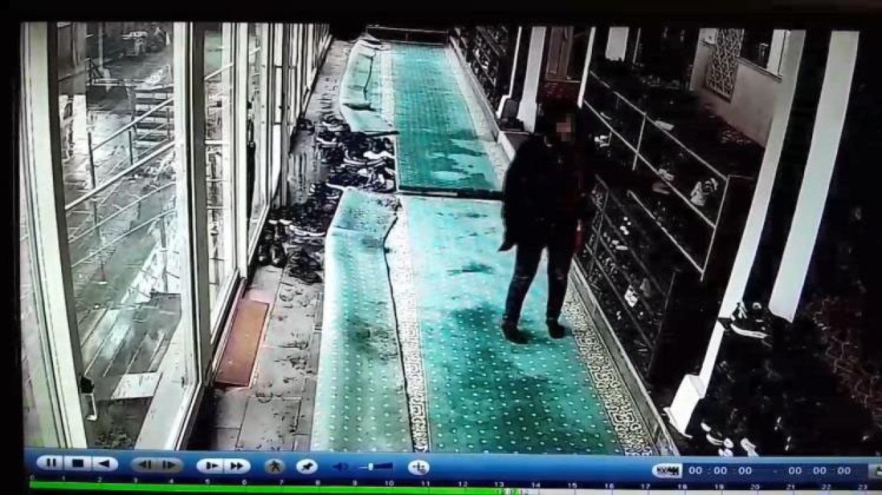 Camii&#039;nde Ayakkabı Hırsızlığı: Güvenlik Kamerasında Yakalandı