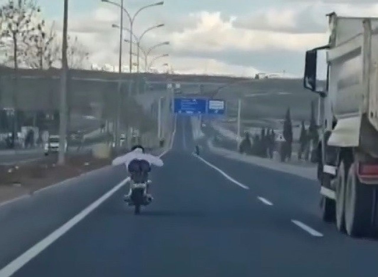 Trafikte Tehlikeli Manevralar: Yüzüstü Motosiklet Sürücüsü