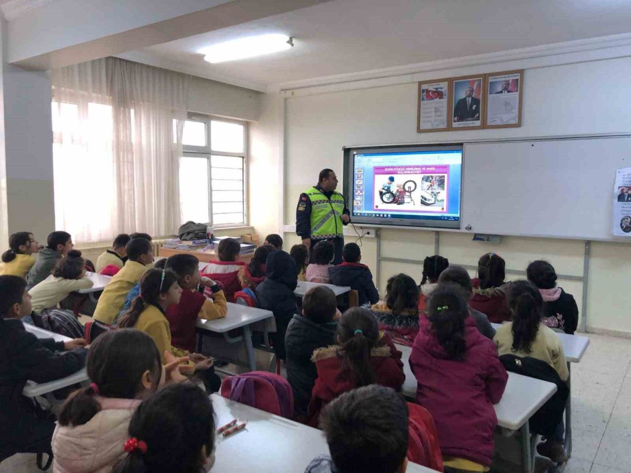 Jandarma&#039;dan İlkokul Öğrencilerine Hayati Trafik Eğitimi