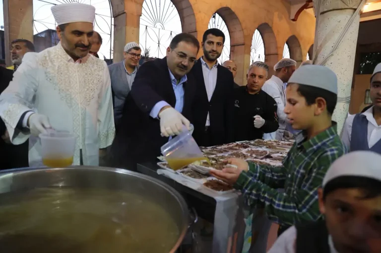 Şanlıurfa’da Binlerce Vatandaş Tirit Sofrasında Buluştu