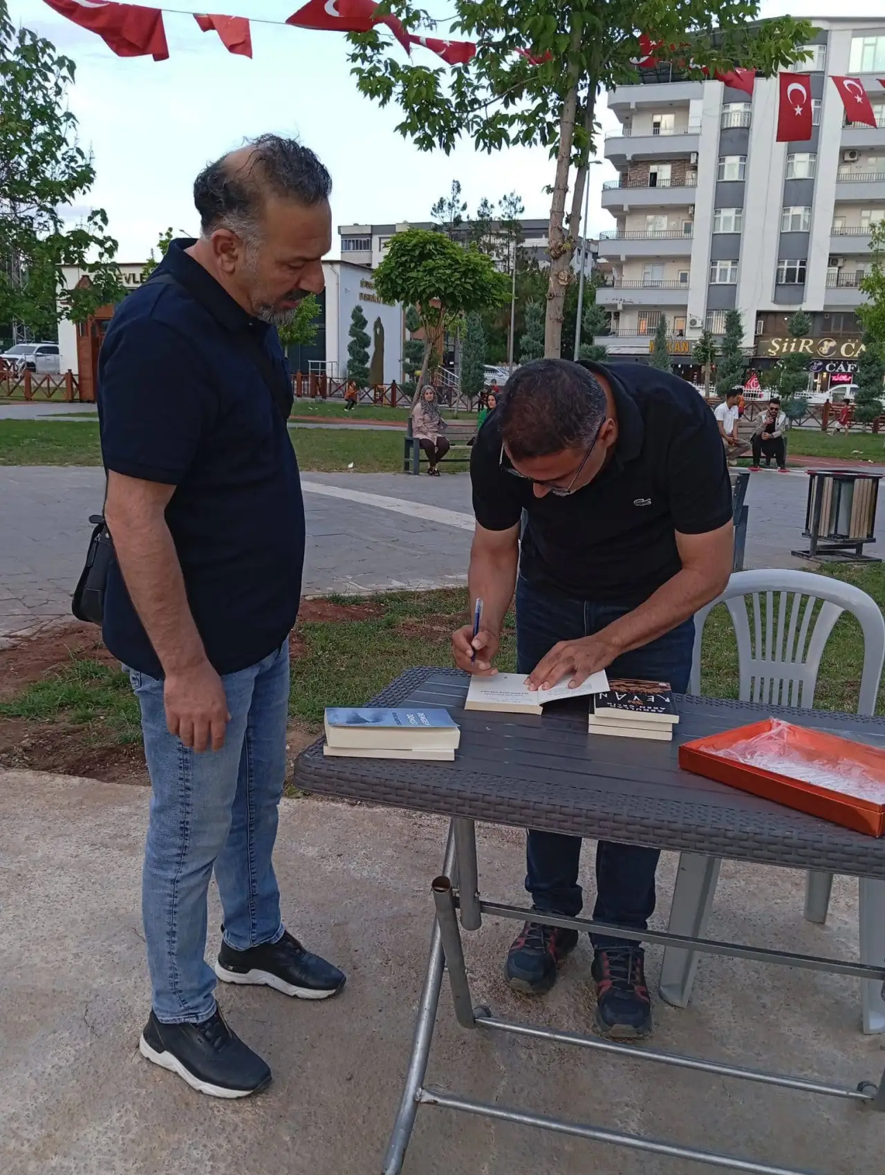 Siverek'te Edebiyat Rüzgarı: Yaz Sıcağında Kitaplarla Yeşeren Umutlar!