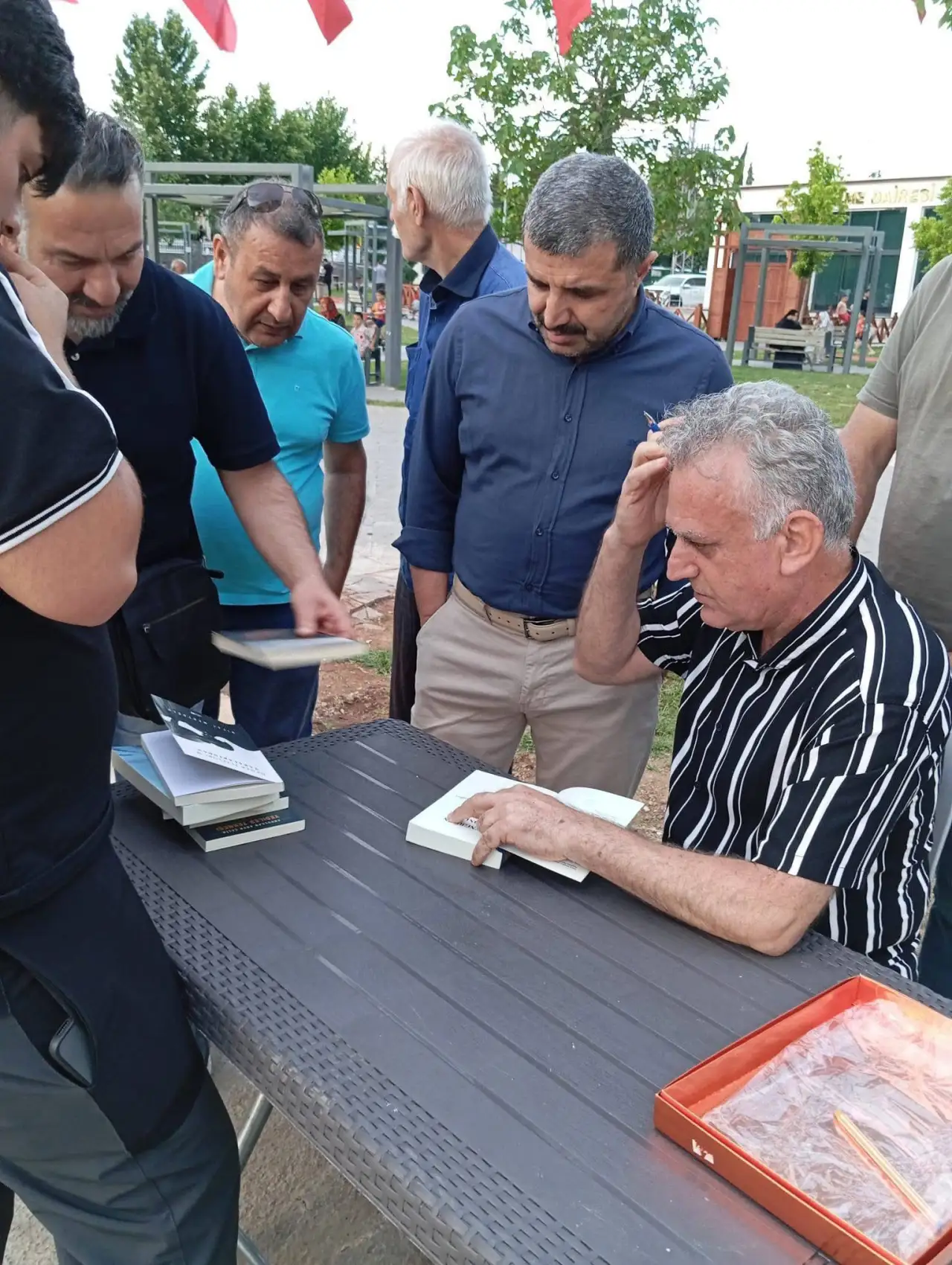 Siverek'te Edebiyat Rüzgarı: Yaz Sıcağında Kitaplarla Yeşeren Umutlar!
