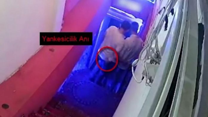 Dostum Dedi Telefonuna Göz Koydu